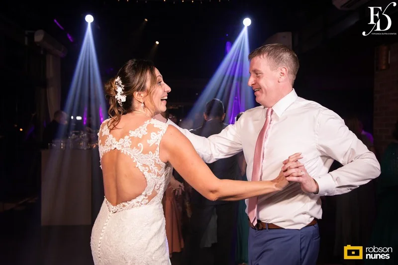 casamento destination wedding no Espaço Paraíso em Porto Alegre Alvorada Viamão noivo americano e noiva brasileira equipe bilingue de cerimonial evento com decoração romântida elegante e sofisticada em tons de rosa