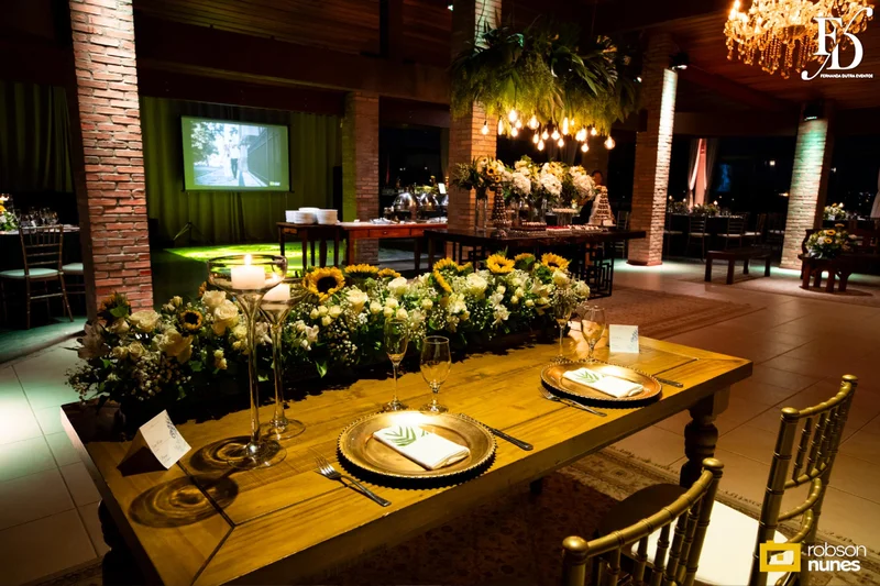 casamento no espaço paraíso em porto alegre com decoração moderna em azul marinho, dourado e girassóis; temática geek, com referências a funko pop, filmes e séries - por life eventos especiais