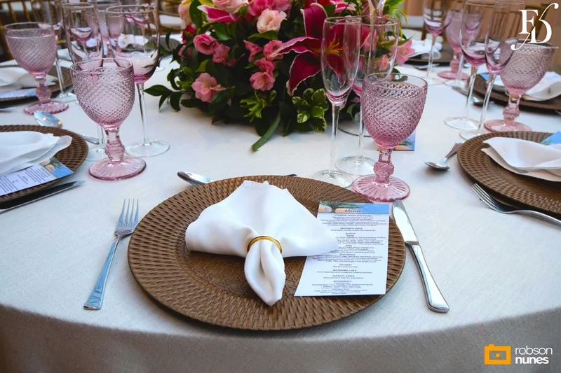 casamento destination wedding no Espaço Paraíso em Porto Alegre Alvorada Viamão noivo americano e noiva brasileira equipe bilingue de cerimonial evento com decoração romântida elegante e sofisticada em tons de rosa