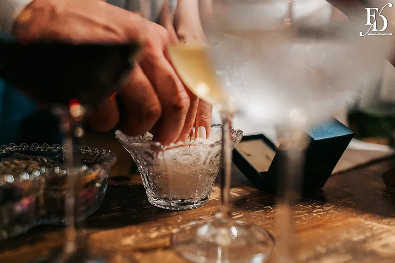 casamento mini-wedding da influencer bruna startt realizado no le bistrot gourmet em porto alegre com decoração com muitas velas flores brancas e muito verde por life eventos especiais