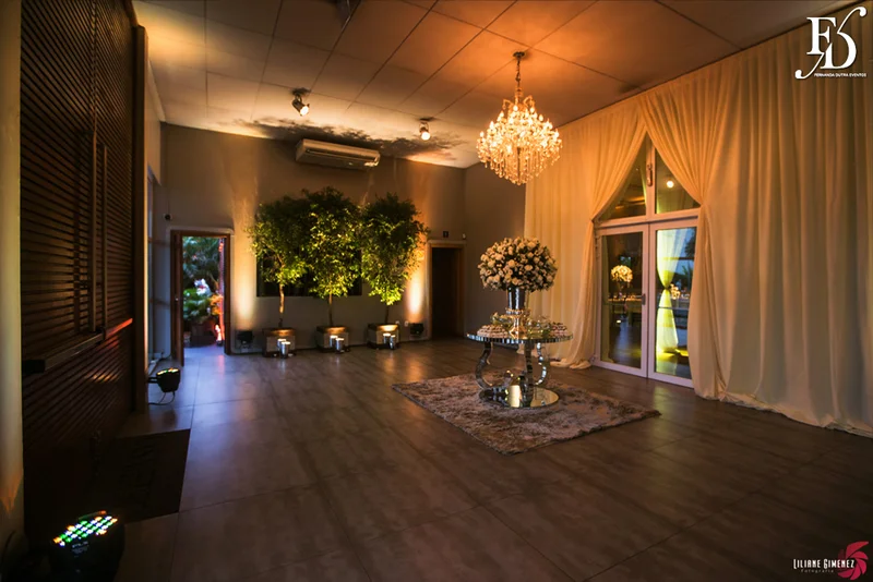 casamento destination wedding com cerimônia e festa na casa vetro em porto alegre com a cerimônia realizada na parte interna da casa com decoração clean elegante e clássica em branco e verde por life eventos especiais destination wedding em porto alegre cerimonialista em porto alegre
