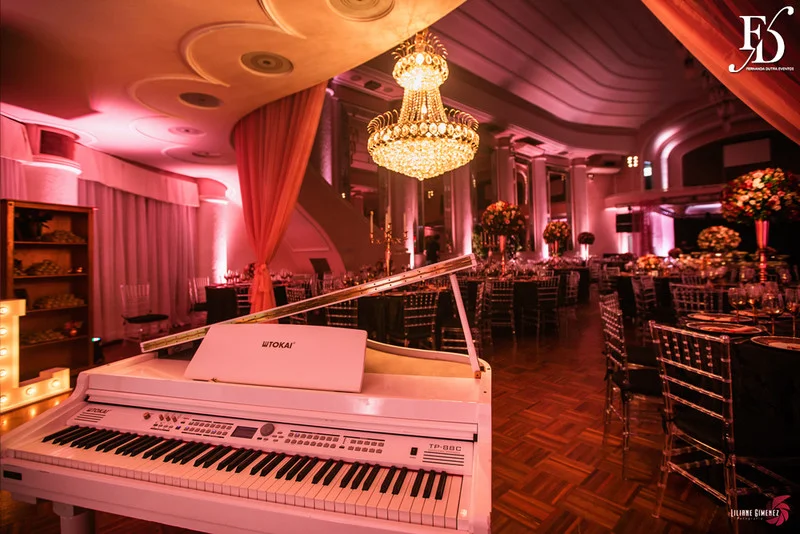 casamento com cerimônia na igreja santa teresinha da josé bonifácio em porto alegre e santissimo sacramento e recepção no salão dos espelhos do clube do comércio na andradas por life eventos especiais com decoração elegante sofisticada e luxuosa em porto alegre assessoria e cerimonial de eventos