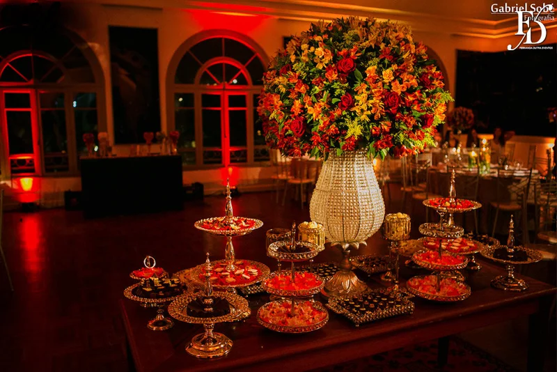formatura tripla em direito pela fmp fundação do ministério público realizada no salão cristal do clube do comércio em porto alegre com decoração elegante clássica sofisticada em tons terrosos por life eventos especiais cerimonialista em porto alegre