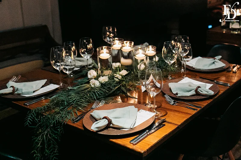 casamento mini-wedding da influencer bruna startt realizado no le bistrot gourmet em porto alegre com decoração com muitas velas flores brancas e muito verde por life eventos especiais