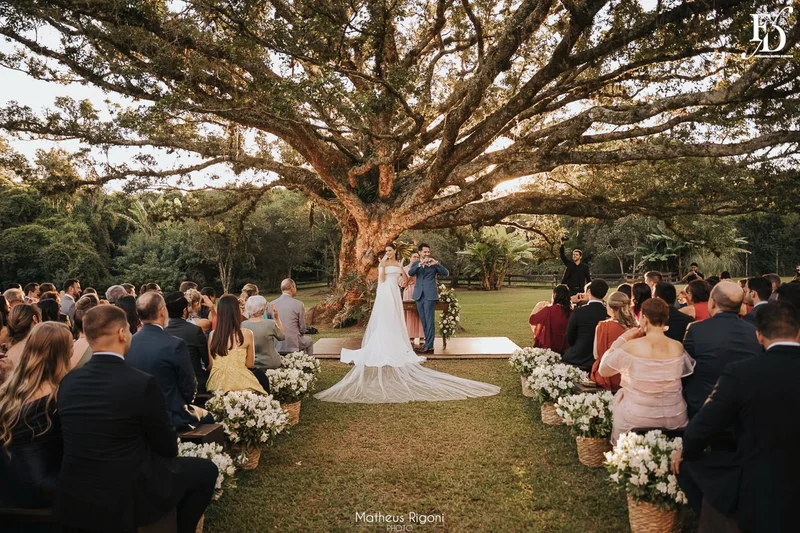 casamento elegante e sofisticado no alto da capela em porto alegre com decoração botânica greenery em verde e branco por life eventos especiais