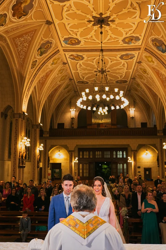 casamento realizado na igreja são pedro em porto alegre e recepção no le bistrot gourmet com decoração colorida e vibrante em rosa pink roxo e lilás