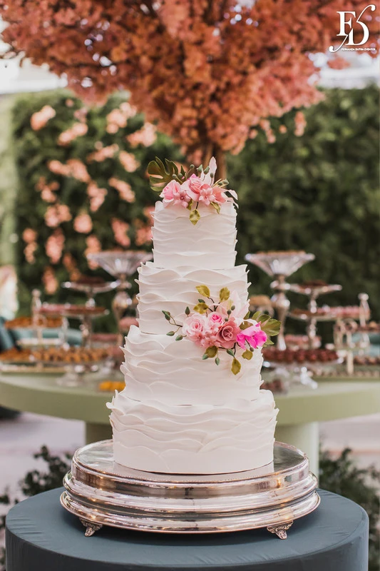 casamento realizado na alameda figueira em cachoeirinha com decoração romântica e delicada em tons de rosa e verde com bouganvilles por life eventos especiais assessoria e cerimonial de casamentos em porto alegre bolo de casamento