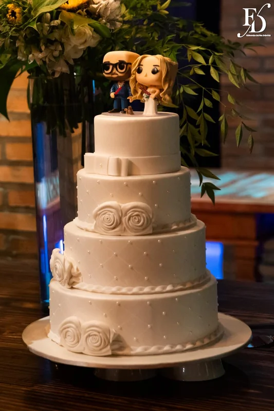 casamento no espaço paraíso em porto alegre com decoração moderna em azul marinho, dourado e girassóis; temática geek, com referências a funko pop, filmes e séries - por life eventos especiais