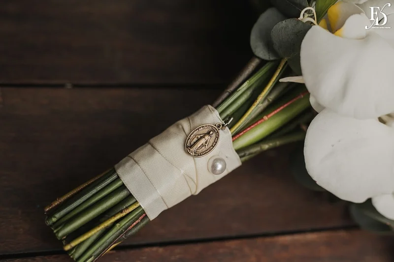 casamento mini-wedding no eat kitchen em novo hamburgo com decoração verde e branco estilo greenery cerimônia detalhe no bouquet