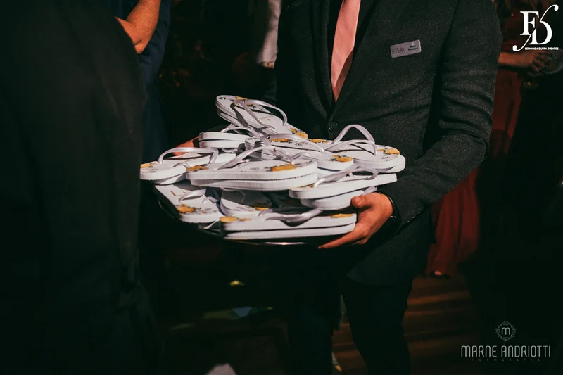 casamento na igreja nossa senhora do mont'serrat em porto alegre e festa de casamento na casa vetro em porto alegre com decoração sofisticada e luxuosa estilo clássico em dourado branco e amarelo por life eventos especiais cerimonialista de casamento em porto alegre