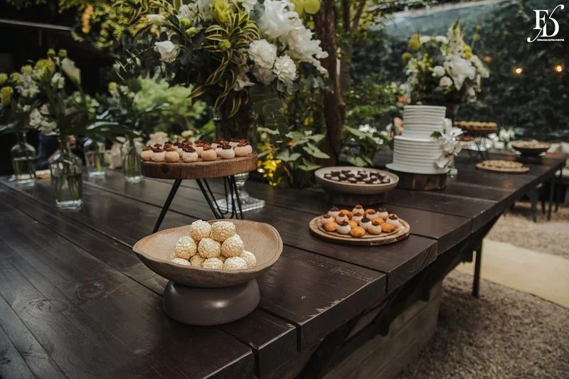 casamento mini-wedding no eat kitchen em novo hamburgo com decoração verde e branco estilo greenery mesa de doces