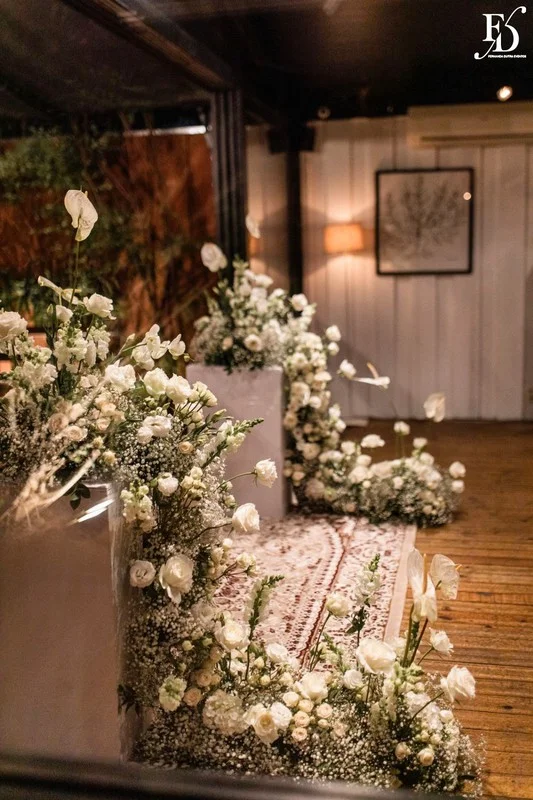 Casamento no Le Bistrot Gourmet em Porto Alegre, com decoração clássica, iluminação intimista e um projeto cheio de sofisticação com stylling europeu. Mesas com toalhas brancas, detalhes dourados, flores brancas.