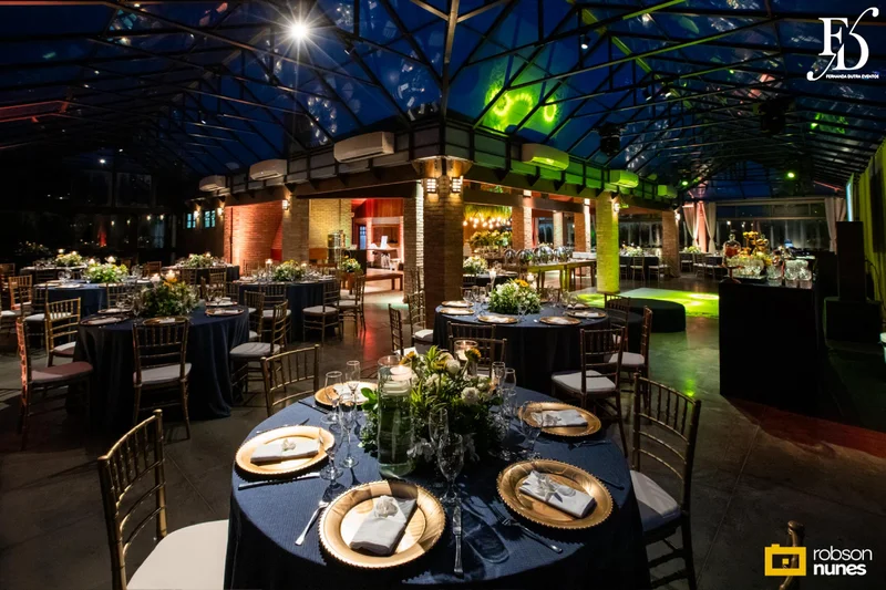 casamento no espaço paraíso em porto alegre com decoração moderna em azul marinho, dourado e girassóis; temática geek, com referências a funko pop, filmes e séries - por life eventos especiais