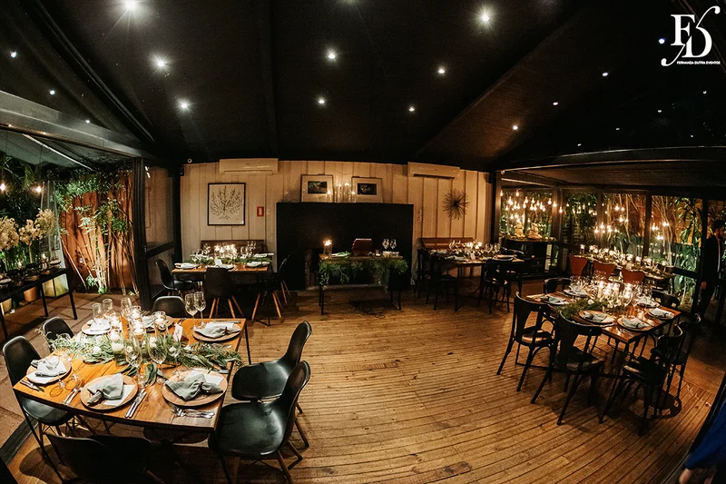 casamento mini-wedding da influencer bruna startt realizado no le bistrot gourmet em porto alegre com decoração com muitas velas flores brancas e muito verde por life eventos especiais