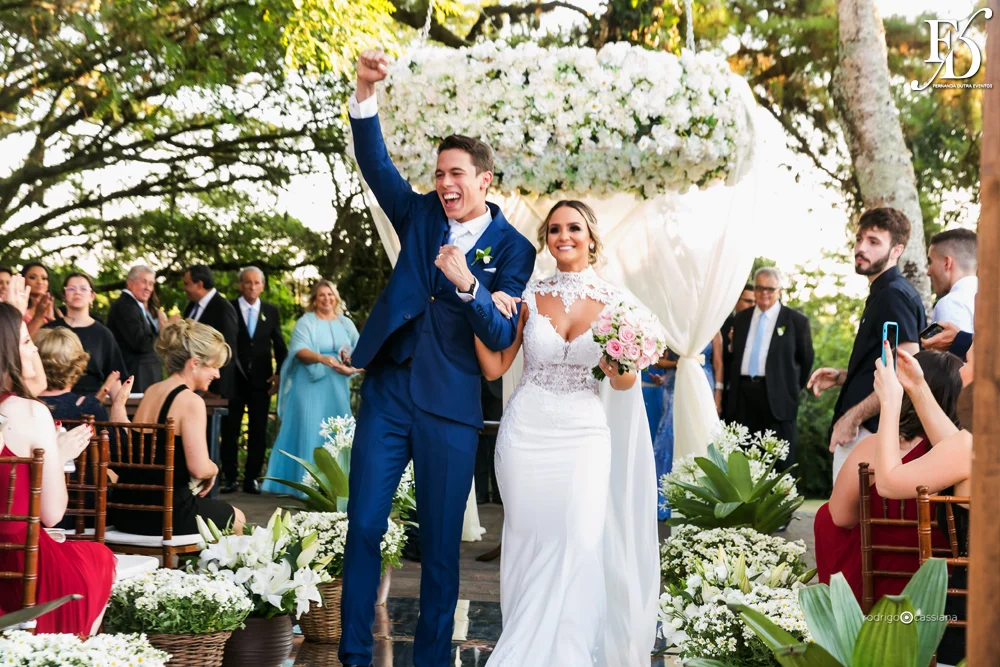 casamento do goleiro brenno do grêmio de porto alegre com a linda victoria fogazzi com uma cerimônia ao ar livre em porto alegre num lindo entardecer de verão e recepção em tons de marsala no salão principal da sede campestre da associação do ministério público por life eventos especiais cerimonialista em porto alegre