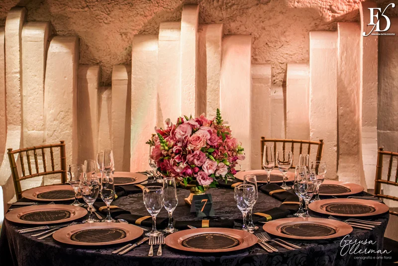 casamento com decoração luxuosa na praça dos fundadores do grêmio náutico união em porto alegre em tons de dourado preto e rosa sofisticado clássico e elegante por life eventos especiais cerimonialista em porto alegre cerimônia na igreja são pedro