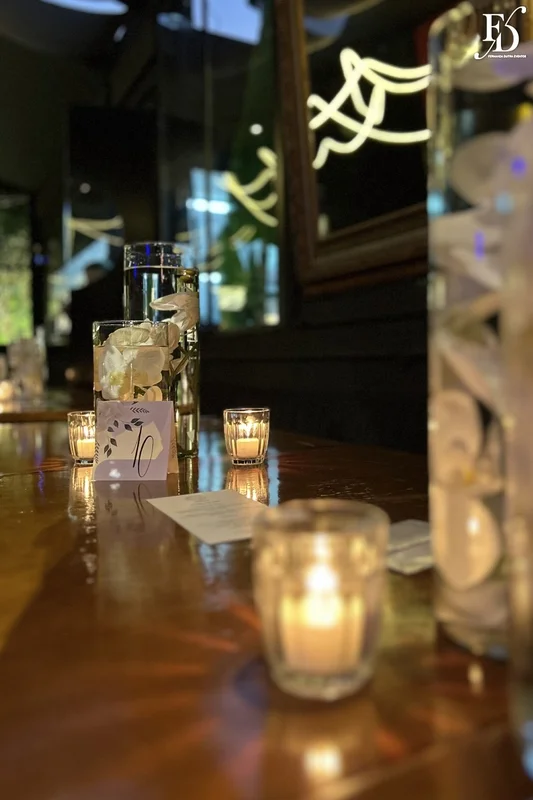 Centro de mesa com orquídeas submersas em cilindro de cristal e velas flutuantes casamento clean Porto Alegre
