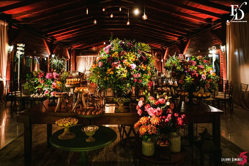 casamento realizado no sítio da figueira em porto alegre numa noite fria de inverno com decoração rústico delicada botânica organização e cerimonial de life eventos especiais cerimonialista para casamentos em porto alegre