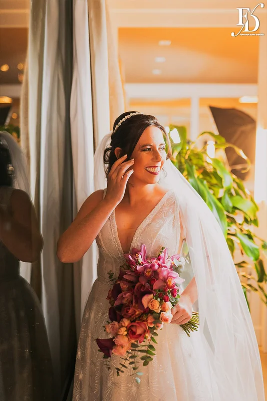 casamento realizado na igreja são pedro em porto alegre e recepção no le bistrot gourmet com decoração colorida e vibrante em rosa pink roxo e lilás