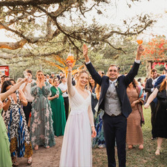 casamento matinal diurno no alto da capela com decoração com inspiração na toscana rosa pink e amarelo cores vibrantes com tudo ao ar livre pista de dança