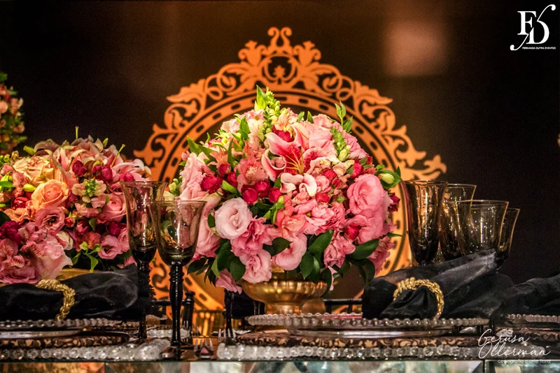 casamento com decoração luxuosa na praça dos fundadores do grêmio náutico união em porto alegre em tons de dourado preto e rosa sofisticado clássico e elegante por life eventos especiais cerimonialista em porto alegre cerimônia na igreja são pedro