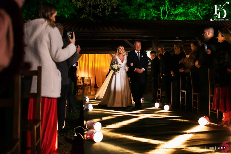 casamento realizado no sítio da figueira em porto alegre numa noite fria de inverno com decoração rústico delicada botânica organização e cerimonial de life eventos especiais cerimonialista para casamentos em porto alegre
