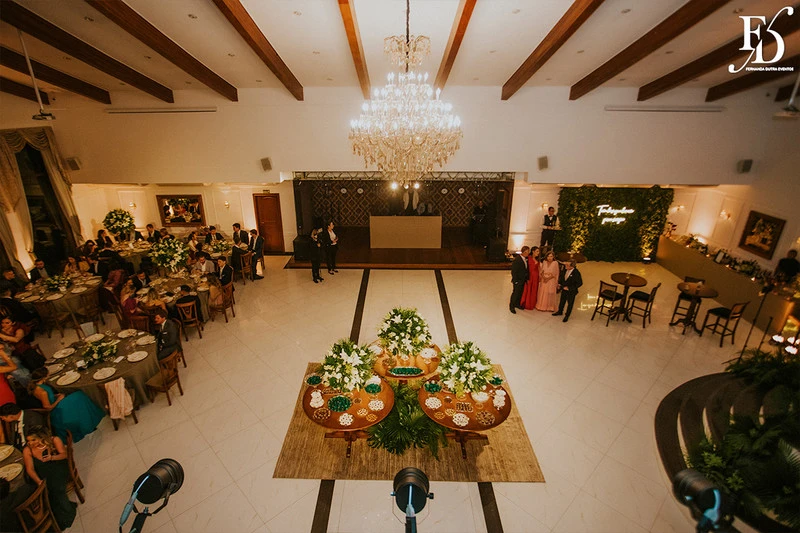 casamento destination wedding no hotel ritta hoppner em gramado com decoração clássica, elegante e botânica em tons de branco verde e fendi por life eventos especiais