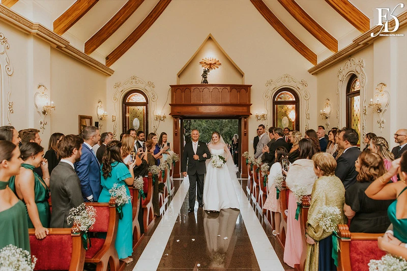 casamento destination wedding no hotel ritta hoppner em gramado com decoração clássica, elegante e botânica em tons de branco verde e fendi por life eventos especiais