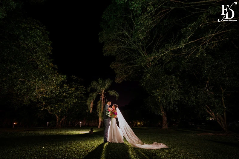 casamento judaico realizado no sítio da figueira em porto alegre com decoração exuberante botânica tropical festa linda com passarela de espelho cerimônia de casamento ao ar livre por life eventos especiais cerimonialista em porto alegre organização de casamentos