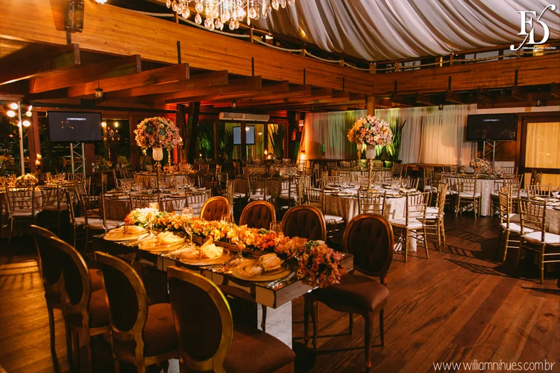 casamento luxuoso no clube veleiros do sul em porto alegre com decoração em dourado fechamento do teto em voil e espelhos venezianos cerimônia na igreja santa teresinha e santíssimo sacramento na redenção com organização e cerimonial de fernanda dutra da life eventos especiais organizadora de eventos em porto alegre