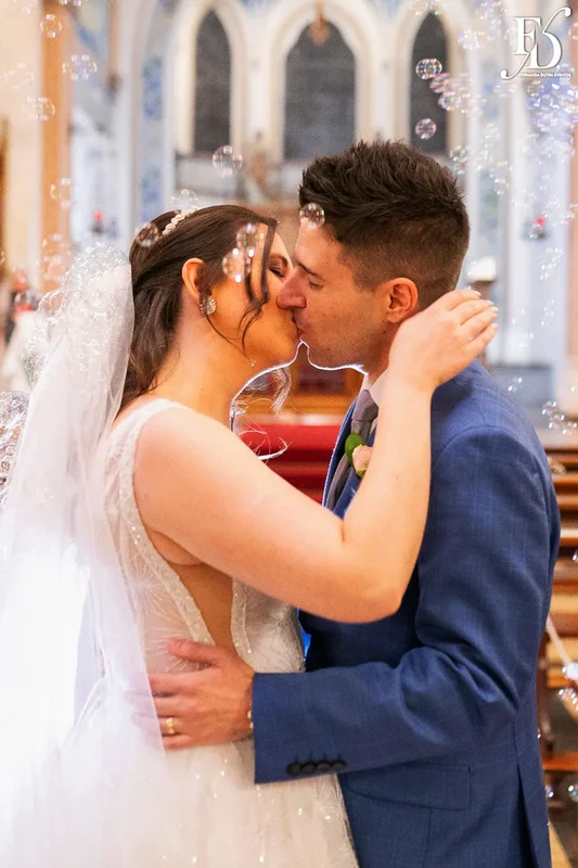 casamento realizado na igreja são pedro em porto alegre e recepção no le bistrot gourmet com decoração colorida e vibrante em rosa pink roxo e lilás