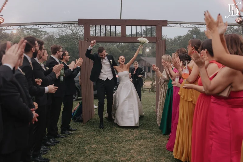 recepção no espaço paraíso em porto alegre viamão alvorada recepção externa decoração europeia cloud dancer european stylling entrada dos noivos