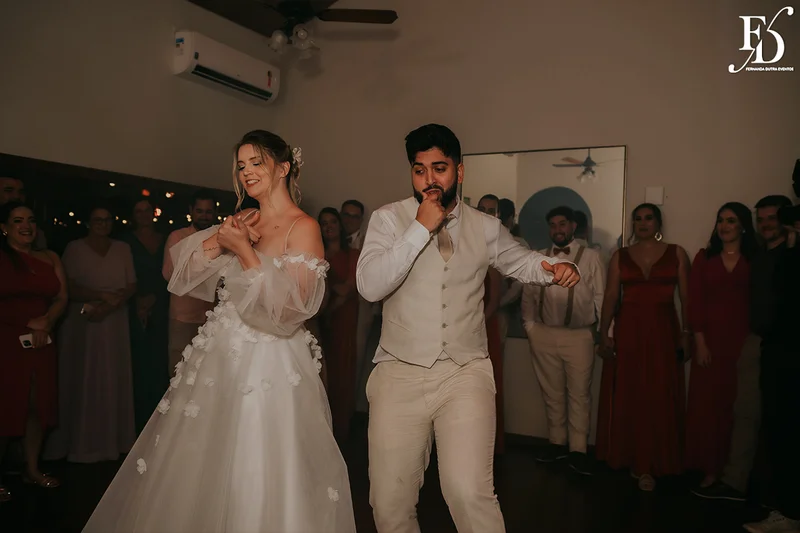 casamento divertido e animado na casa na chácara, em porto alegre; um casal jovem, despojado, que queria celebrar esse momento com um rodízio de pizza - casamento com pizza - decoração estilo boho wedding em tons terrosos cerimonial de life eventos especiais