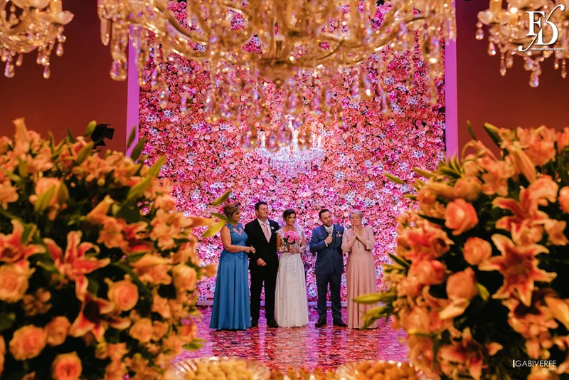 casamento com cerimônia na basílica nossa senhora das dores em porto alegre e festa na casa vetro com decoração luxuosa sofisticada exuberante em tons de rosa com parede de flores com organização projeto e cerimonial de life eventos especiais cerimonialista de casamentos em porto alegre