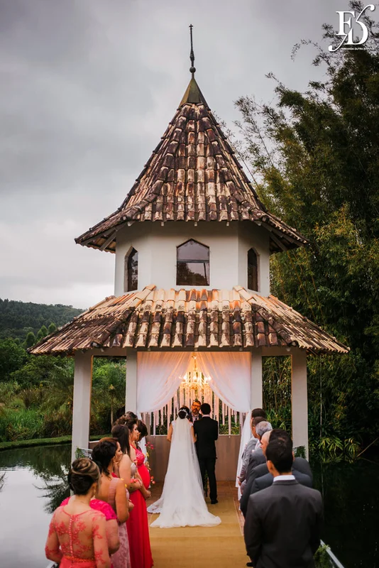 casamento diurno estilo destination wedding realizado em ivoti no interior do rs com cerimônia ao ar livre e recepção no salão principal do espaço da torre com decoração boho chic colorida botânica em tons de azul por life eventos especiais assessoria e cerimonial de casamentos em porto alegre