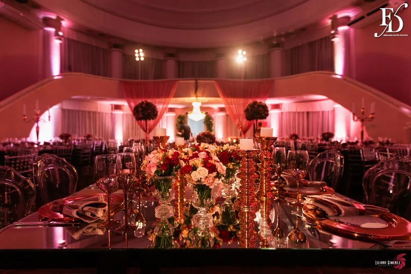 casamento com cerimônia na igreja santa teresinha da josé bonifácio em porto alegre e santissimo sacramento e recepção no salão dos espelhos do clube do comércio na andradas por life eventos especiais com decoração elegante sofisticada e luxuosa em porto alegre assessoria e cerimonial de eventos