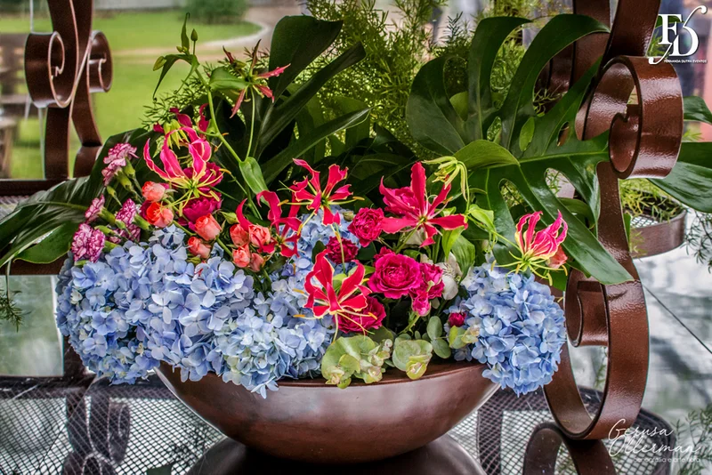 casamento diurno estilo destination wedding realizado em ivoti no interior do rs com cerimônia ao ar livre e recepção no salão principal do espaço da torre com decoração boho chic colorida botânica em tons de azul por life eventos especiais assessoria e cerimonial de casamentos em porto alegre