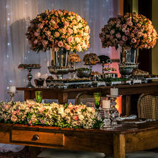 O casamento de Gabriela e Márcio foi um evento inesquecível, realizado à beira da Praia da Vila do Barco, no Terraville Porto Alegre, proporcionando uma cerimônia ao ar livre de tirar o fôlego. O cenário natural, com a vista deslumbrante do mar, foi o lugar perfeito para que o casal selasse sua união em grande estilo.