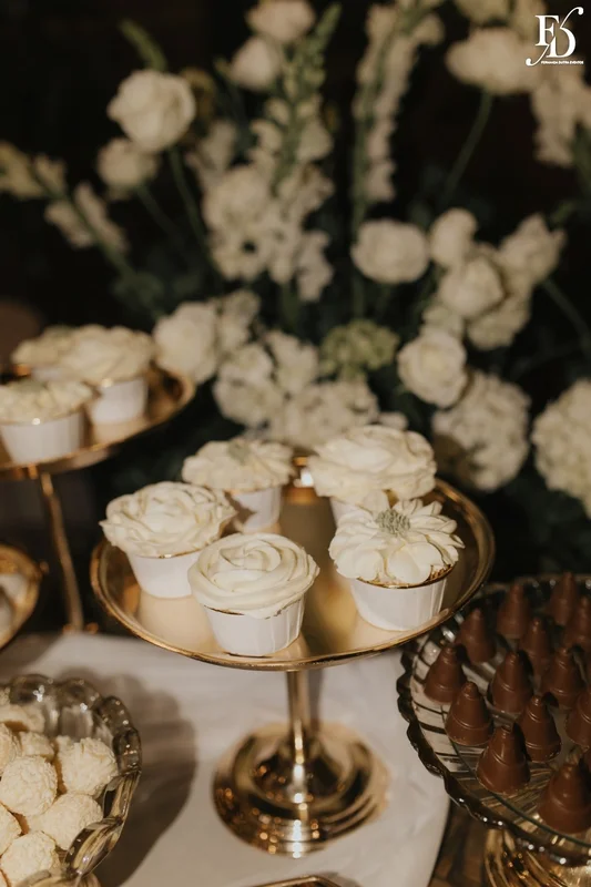 mesa de doces casamento le bistrot gourmet com decoração em preto e branco