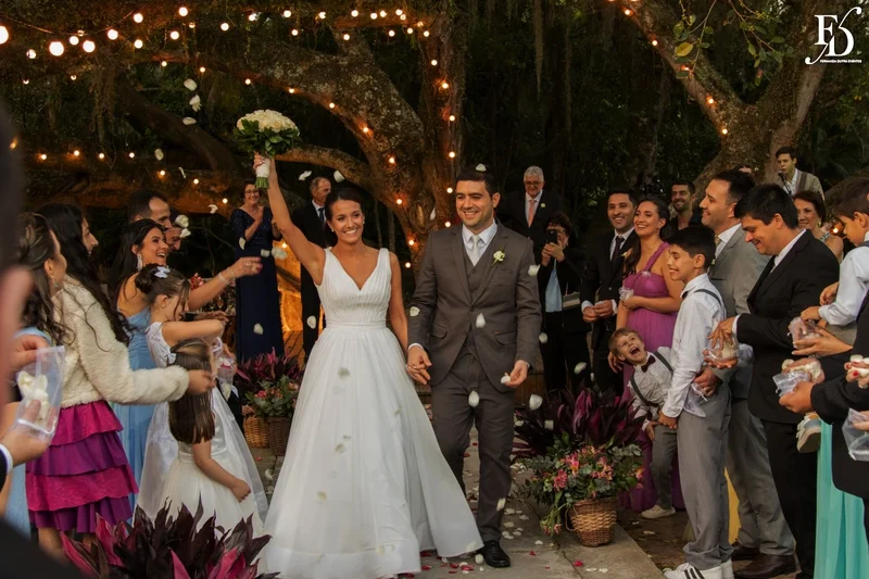 noivos brindando na figueira no sítio da figueira