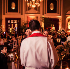 O casamento da Cris e do Marlano aconteceu no Salão Leopoldina, da Associação Leopoldina Juvenil, em Porto Alegre. Mas não era para ter sido assim …  O planejamento original do evento era para o Salão Imperatriz, um salão BEM menor que o Leopoldina. Porém, na madrugada que antecedeu o evento, Porto Alegre sofreu um terrível temporal, alagou a cidade toda, muitos transtornos no trânsito e … problemas de infiltração no salão onde o casamento deveria ocorrer. Houve quebra de telhas, o gesso do teto do salão absorveu muita água e começou a pingar bem no meio de onde seria a pista de dança.  Acordei no dia do casamento com a notícia e já entrei em pânico. Corri para o clube para vermos, em conjunto, o que seria possível fazer. Pensamos em muitas coisas, mas algo agravou a situação. A equipe técnica de som alertou que, quando a pista abrisse, os graves começassem a tocar com força, o teto vibraria e poderia acontecer algum acidente muito pior.  Tive o apoio INCONDICIONAL de todo o Clube, que foram incansáveis em fazer tudo que era possível. Até que, por volta das 10h, com o nosso prazo já muito curto, tomamos a decisão de transferir a festa para o salão maior que, FELIZMENTE, estava sem evento naquela data.  Começamos uma força tarefa digna de programa de televisão para refazer o evento; o evento estava todo planejado para ocorrer num salão muito menor, precisávamos preencher o espaço para que a festa não ficasse com cara de improvisada - o que frustraria demais os nossos noivos.  A equipe da Locare também foi perfeita, sob a liderança da Renata Mucilo. Por telefone pensamos em layout, lounge, paisagismo e REFIZEMOS A FESTA EM MENOS DE 6 HORAS. Depois que tudo estava se encaminhando, os novos móveis chegando, liguei para dar uma notícia ruim e uma notícia maravilhosa para a noiva. A ruim foi todo o transtorno que precisamos administrar e uma possível frustração em não ter saído como foi planejado; a maravilhosa foi que tudo estava mais lindo que no plano original, em um novo salão (ao lado do original, porta com porta, praticamente). Às 18h, quando estava marcado para o início do evento, todos estavam a postos, festa pronta, linda e eu bem bela, faceira, com mais um desafio vencido, uma noiva feliz e realizada e a sensação de que quem tem parceiros, time, equipe, tem TUDO!