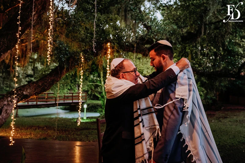 casamento judaico realizado no sítio da figueira em porto alegre com decoração exuberante botânica tropical festa linda com passarela de espelho cerimônia de casamento ao ar livre por life eventos especiais cerimonialista em porto alegre organização de casamentos cerimonia ao ar livre