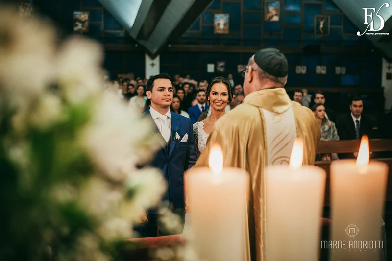 casamento na igreja nossa senhora do mont'serrat em porto alegre e festa de casamento na casa vetro em porto alegre com decoração sofisticada e luxuosa estilo clássico em dourado branco e amarelo por life eventos especiais cerimonialista de casamento em porto alegre