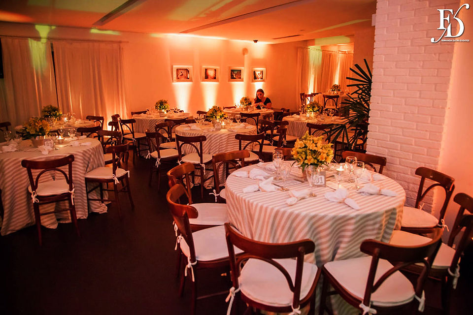 Casamento com cerimônia na Igreja Santa Teresinha do Menino Jesus, em Porto Alegre, e recepção na Merci Casa de Eventos, com projeto de decoração delicado, romântico, em estilo rústica, com a paleta do marrom, nude e amarelo.