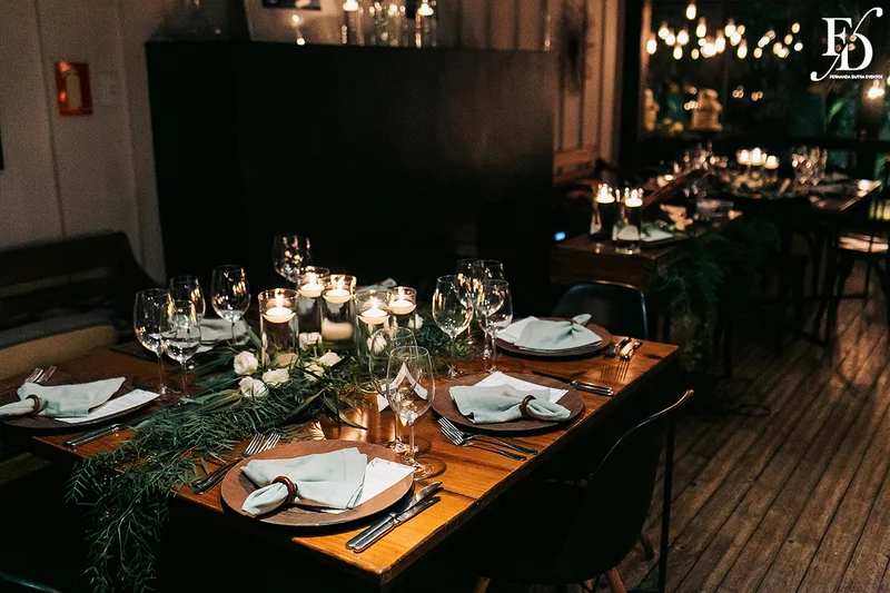 casamento mini-wedding da influencer bruna startt realizado no le bistrot gourmet em porto alegre com decoração com muitas velas flores brancas e muito verde por life eventos especiais