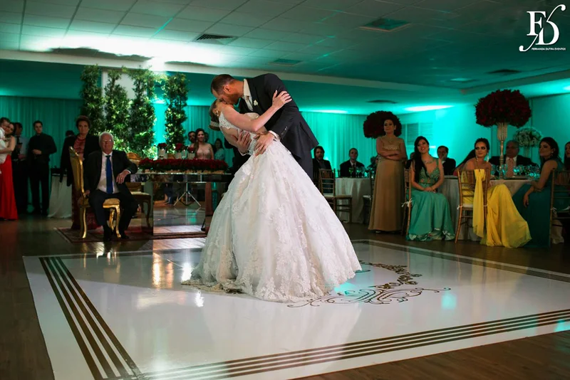 casamento com cerimônia na basílica nossa senhora das dores em porto alegre e festa e recepção no salão hannover da sogipa com decoração clássica elegante e sofisticada em dourado, branco e vermelho, com detalhe em pérolas por life eventos especiais empresa especializada na organização de casamentos em porto alegre