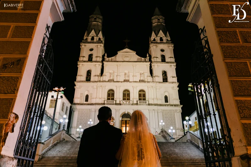 casamento com cerimônia na basílica nossa senhora das dores em porto alegre e festa na casa vetro com decoração luxuosa sofisticada exuberante em tons de rosa com parede de flores com organização projeto e cerimonial de life eventos especiais cerimonialista de casamentos em porto alegre