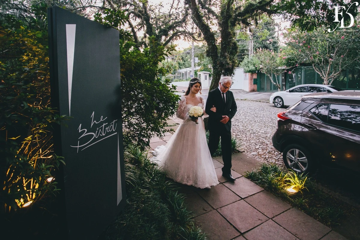 casamento com estética "old money" realizado no le bistrot gourmet em porto alegre por life eventos especiais mini-wedding casamento porto alegre