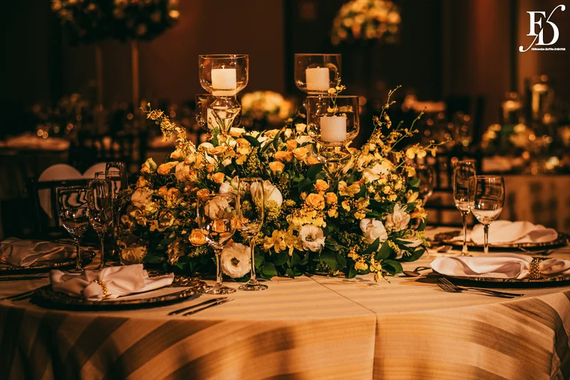 casamento na igreja nossa senhora do mont'serrat em porto alegre e festa de casamento na casa vetro em porto alegre com decoração sofisticada e luxuosa estilo clássico em dourado branco e amarelo por life eventos especiais cerimonialista de casamento em porto alegre