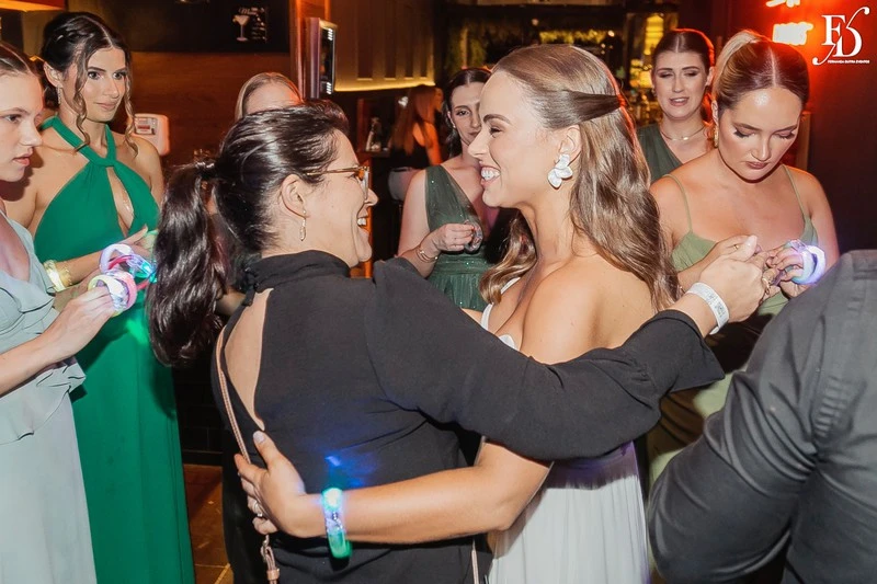 casamento no dry moments & drinks em porto alegre decoração moderna clean e sofisticada com copo de leite